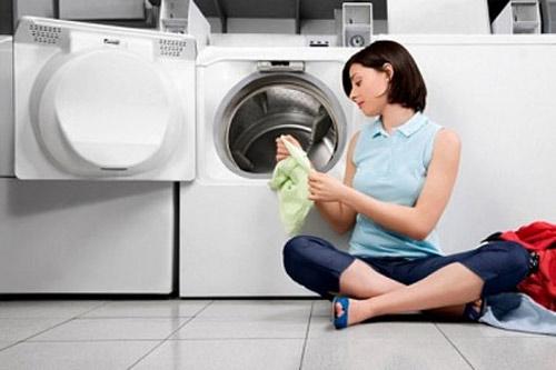 Máy giặt cửa trước tiện lợi hơn khi sử dụng.