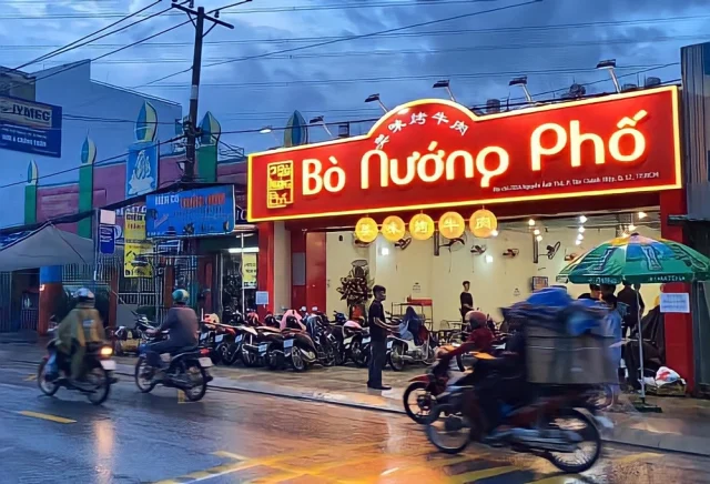 Bò nướng phố là một món ăn đường phố phổ biến ở Việt Nam