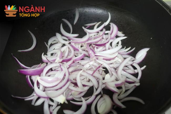 Thịt Bò Xào Mềm Ngon: Bí Quyết Nằm Ở Kỹ Thuật Xào Nhanh Tay